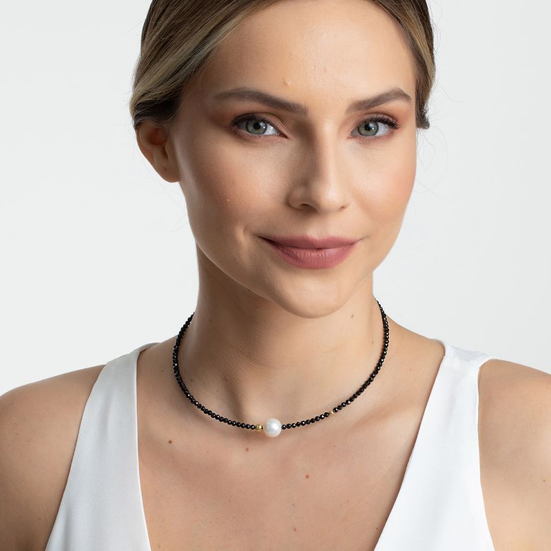 Colar-choker-em-ouro-amarelo-com-espinelios-e-perola