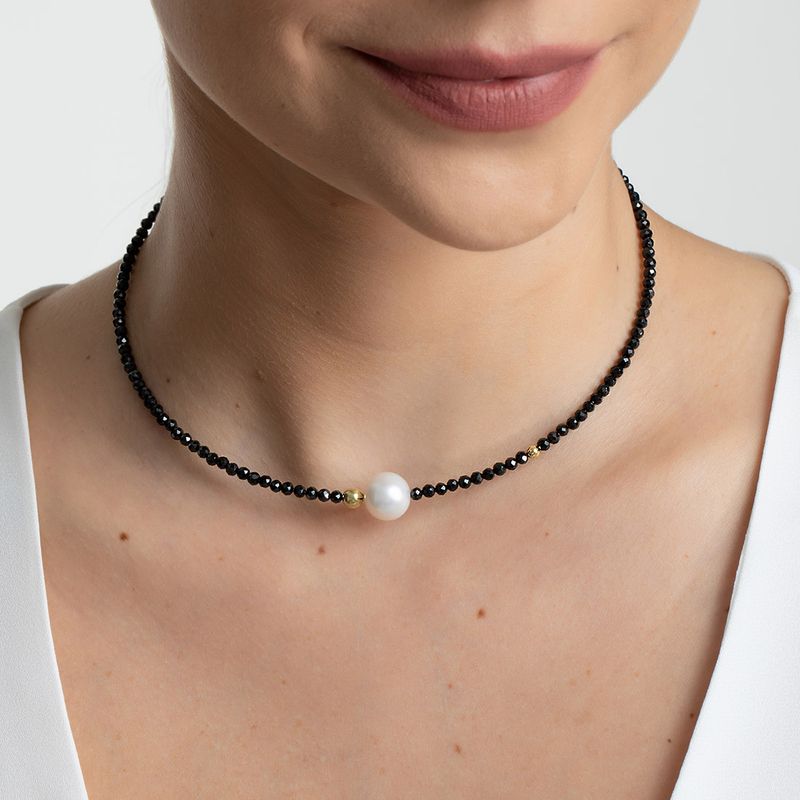 Colar-choker-em-ouro-amarelo-com-espinelios-e-perola