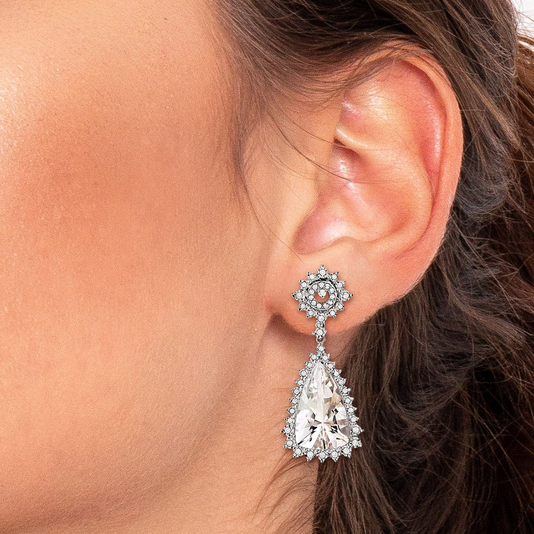 Brinco-em-ouro-branco-com-cristais-e-diamantes