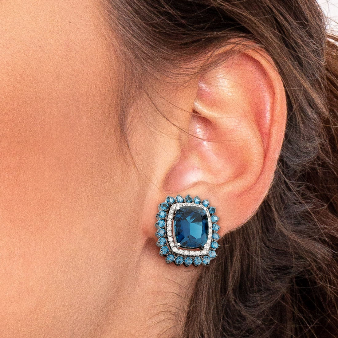 Brinco-em-ouro-branco-18k-com-topazios-e-diamante