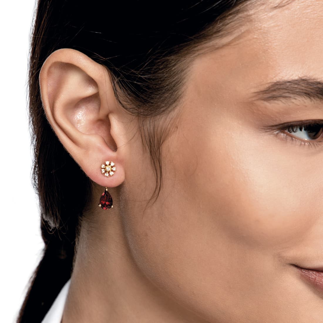 Brinco-em-ouro-amarelo-com-diamantes-e-granadas