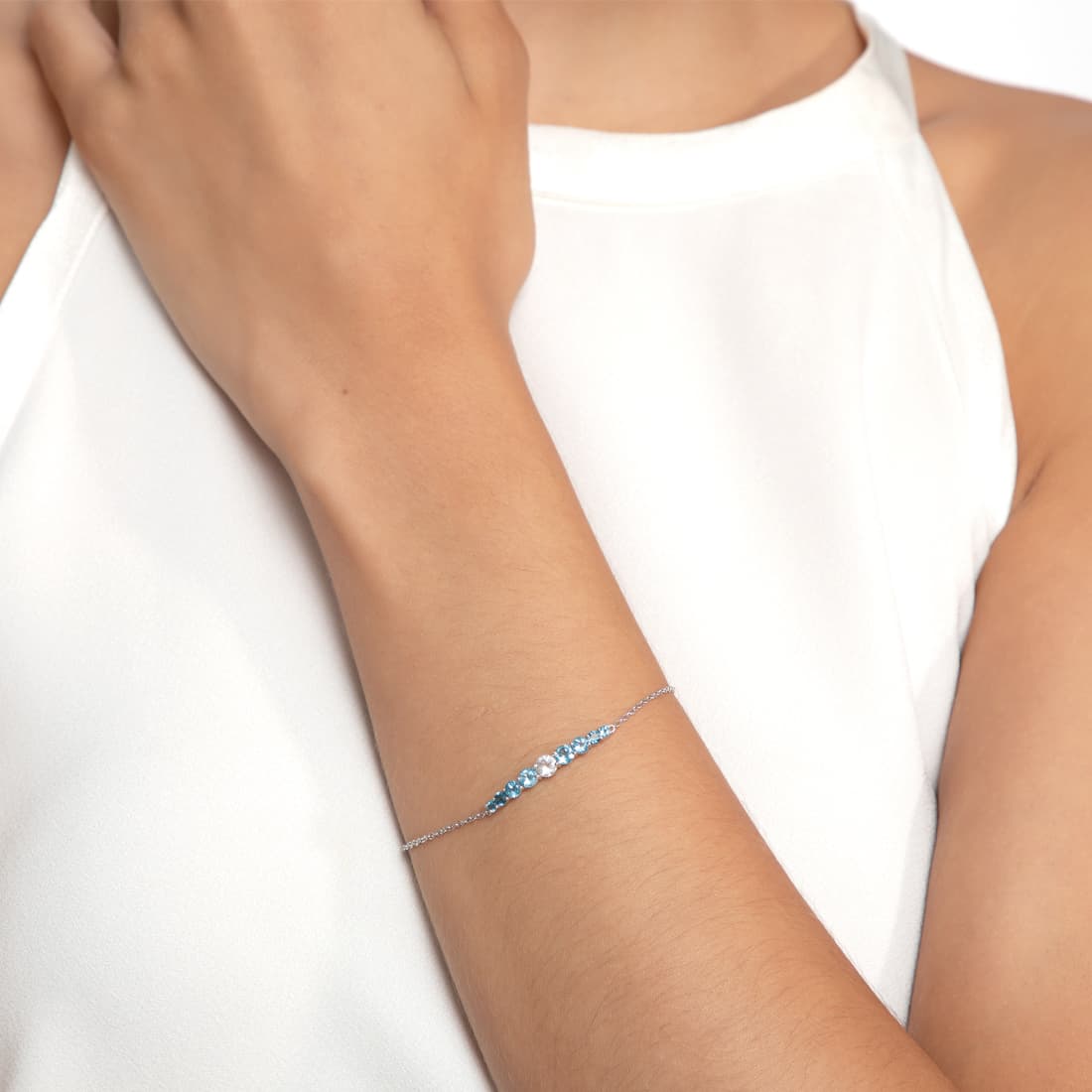 Pulseira-em-ouro-branco-com-topazio-branco-e-topazios-azuis