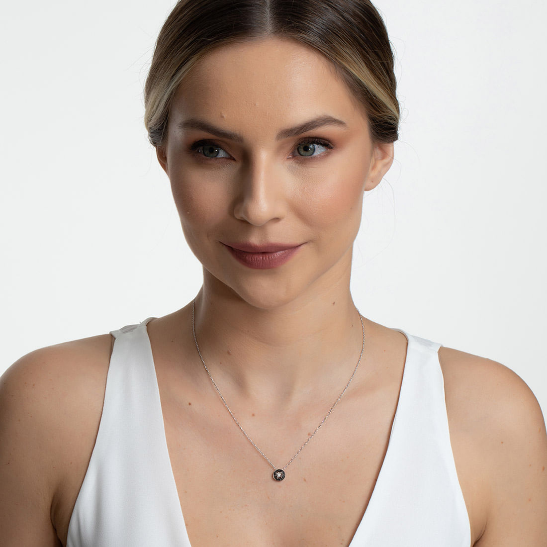 Colar-em-ouro-branco-com-diamante-branco-e-diamantes-black