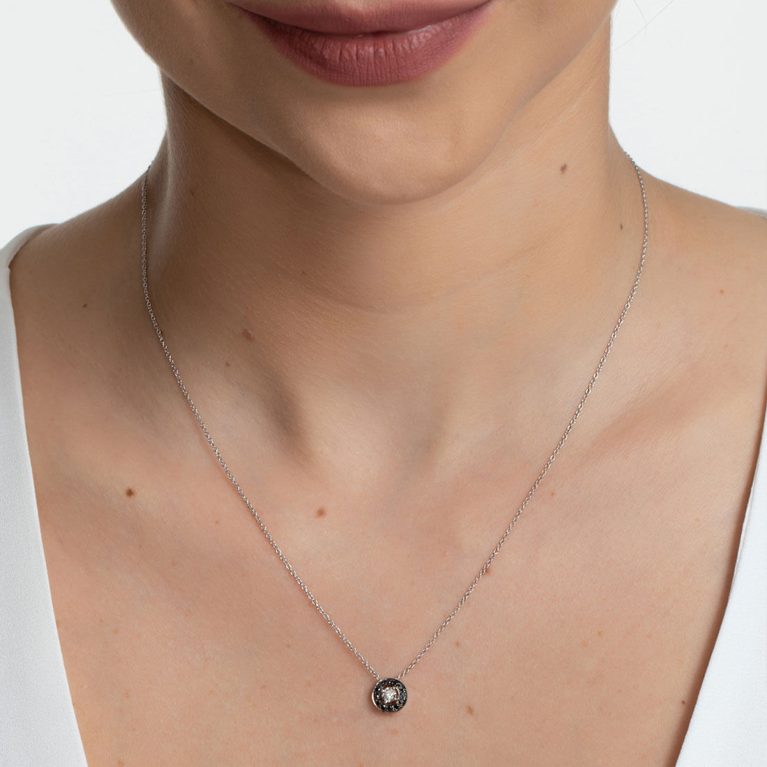 Colar-em-ouro-branco-com-diamante-branco-e-diamantes-black
