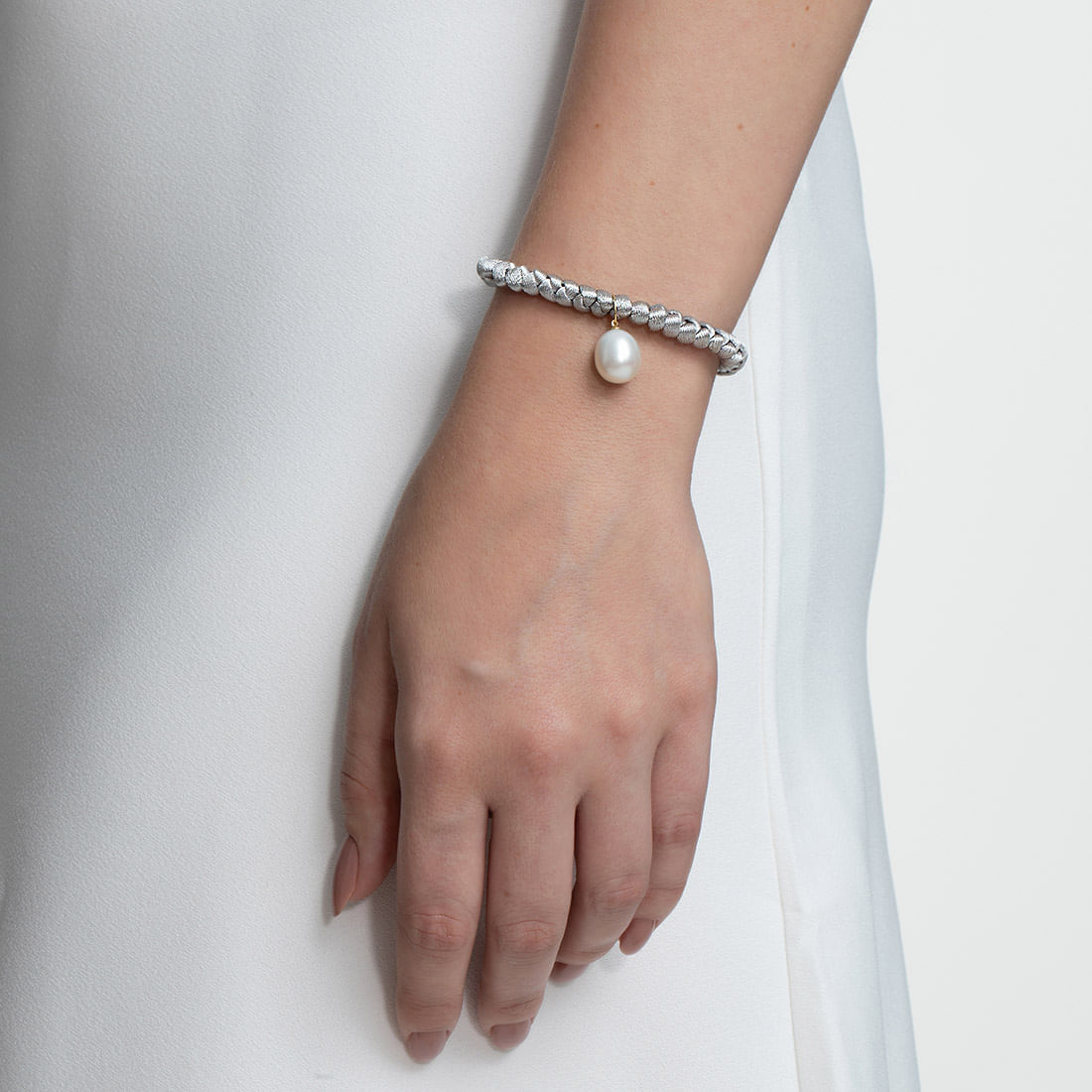 Pulseira-de-cetim-na-cor-prata-com-perola-e-ouro-amarelo.