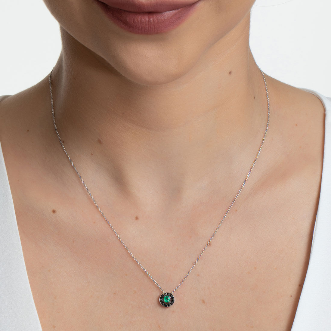 Colar-em-ouro-branco-com-esmeralda-e-diamantes-black