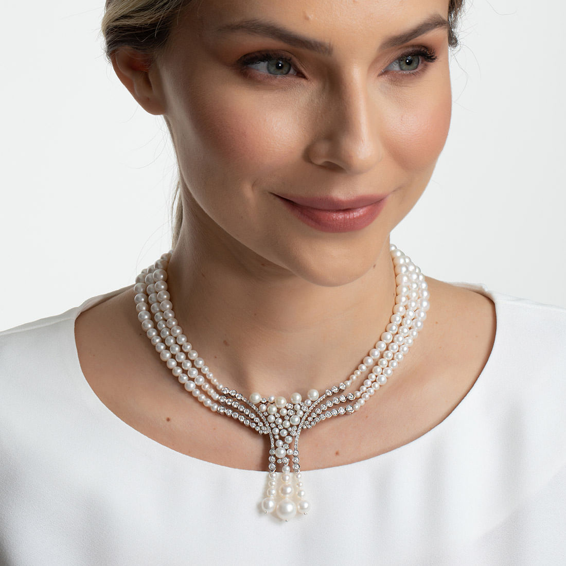 Colar-em-ouro-branco-com-diamantes-e-perolas.