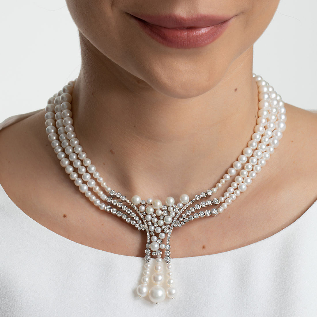 Colar-em-ouro-branco-com-diamantes-e-perolas.
