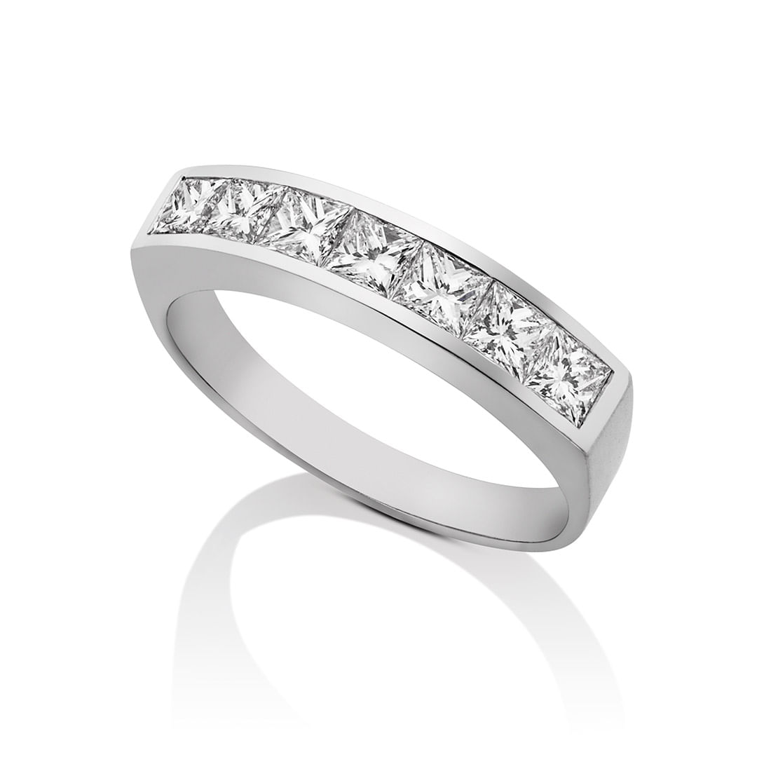 Meia-alianca-de-diamantes-em-ouro-branco