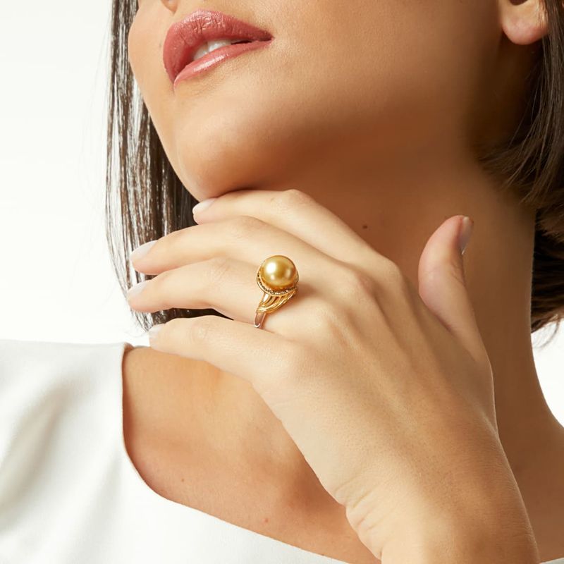 Anel-em-ouro-branco-e-ouro-amarelo-com-diamantes-diamantes-brown-esmeralda-e-perola-south-sea-gold