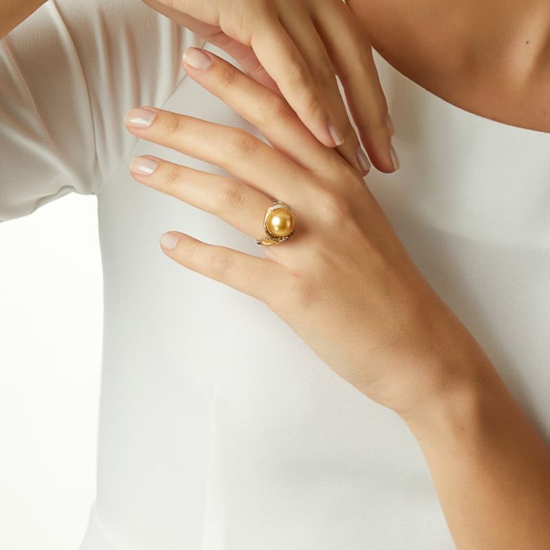Anel-em-ouro-branco-e-ouro-amarelo-com-diamantes-diamantes-brown-esmeralda-e-perola-south-sea-gold