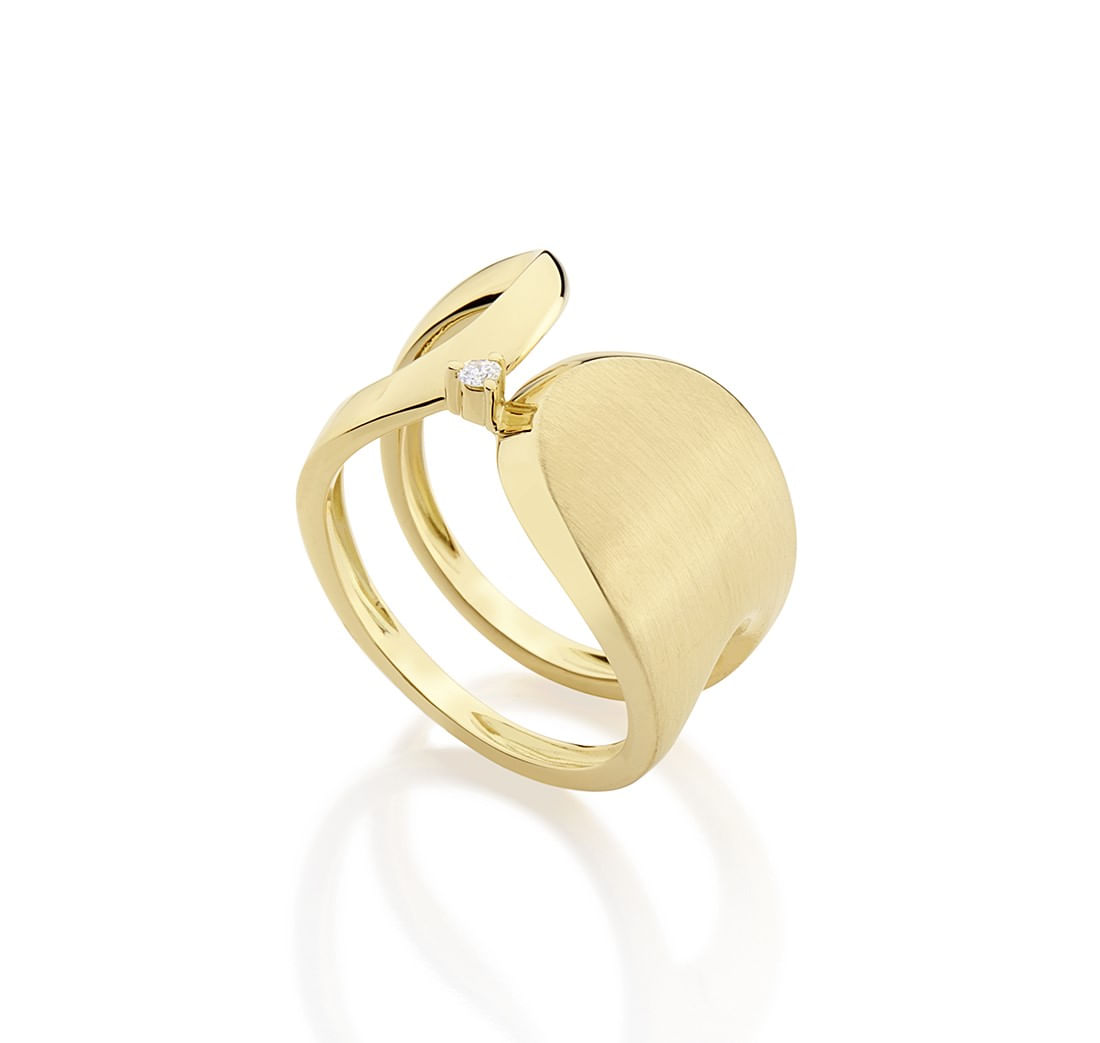 Anel-em-ouro-amarelo-e-diamante