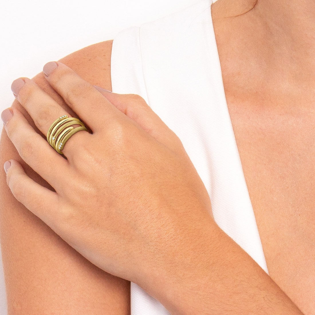 Anel-em-ouro-amarelo-com-diamantes