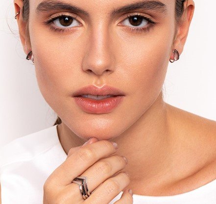 Anel-em-ouro-branco-18k-com-diamantes-black