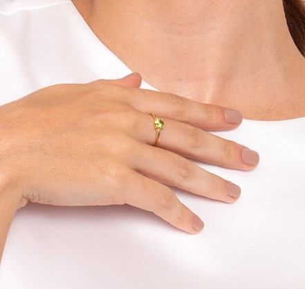Anel-em-ouro-amarelo-18k-com-peridoto