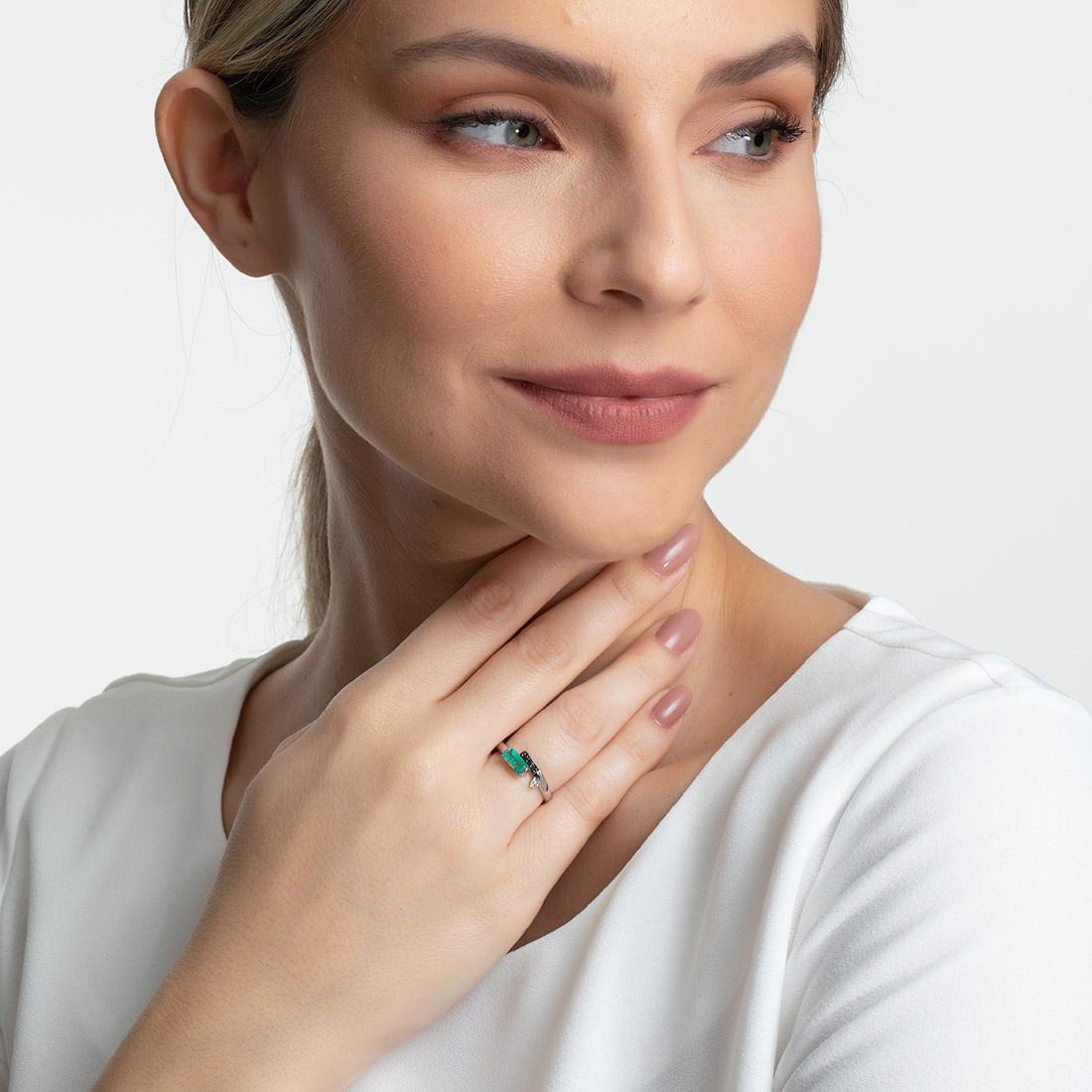 Anel-em-ouro-branco-com-esmeralda-diamantes-black-e-diamante-branco