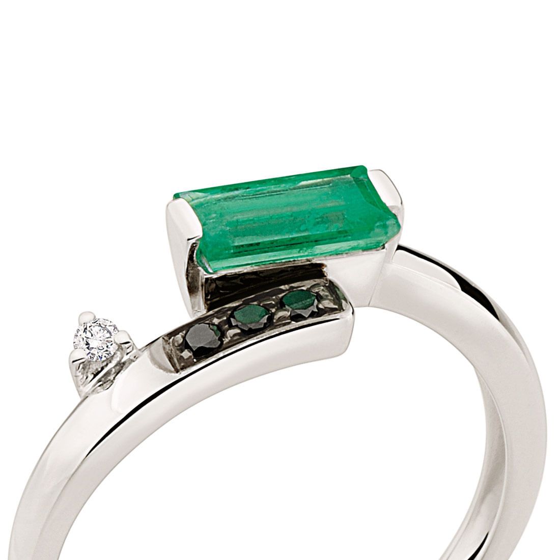 Anel-em-ouro-branco-com-esmeralda-diamantes-black-e-diamante-branco