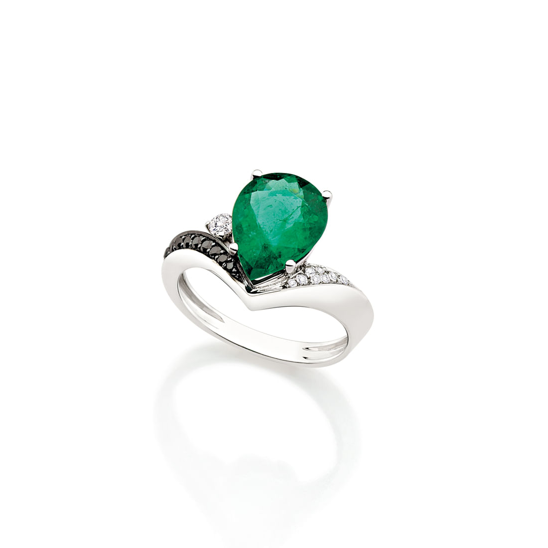 Anel-em-ouro-branco-com-esmeralda-diamantes-e-diamantes-black