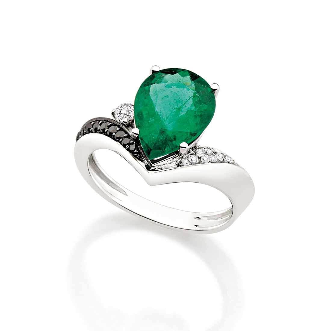 Anel-em-ouro-branco-com-esmeralda-diamantes-e-diamantes-black