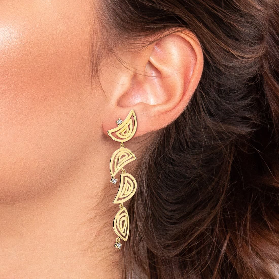 Brinco-em-ouro-amarelo-com-diamantes
