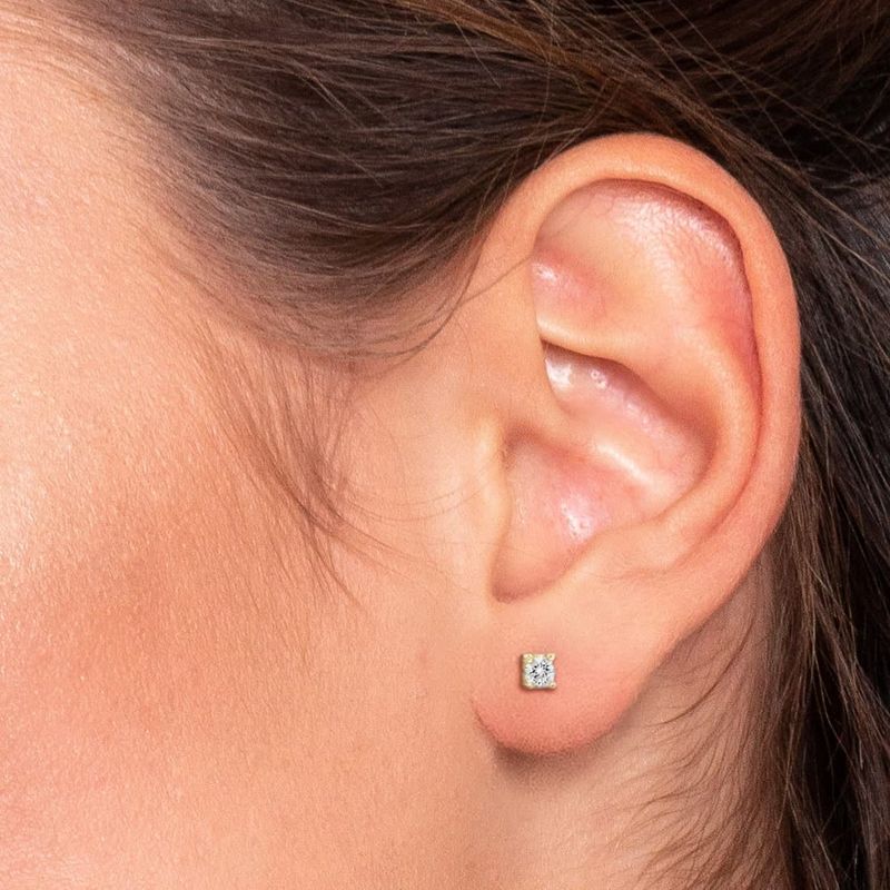 Brinco-solitario-de-diamantes-em-ouro-amarelo