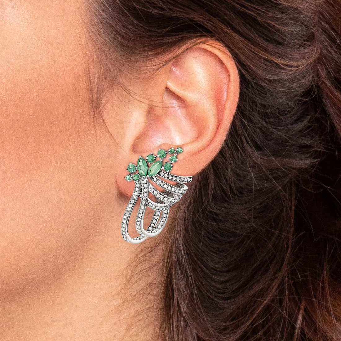 Brinco-em-ouro-branco-com-diamantes-e-esmeraldas