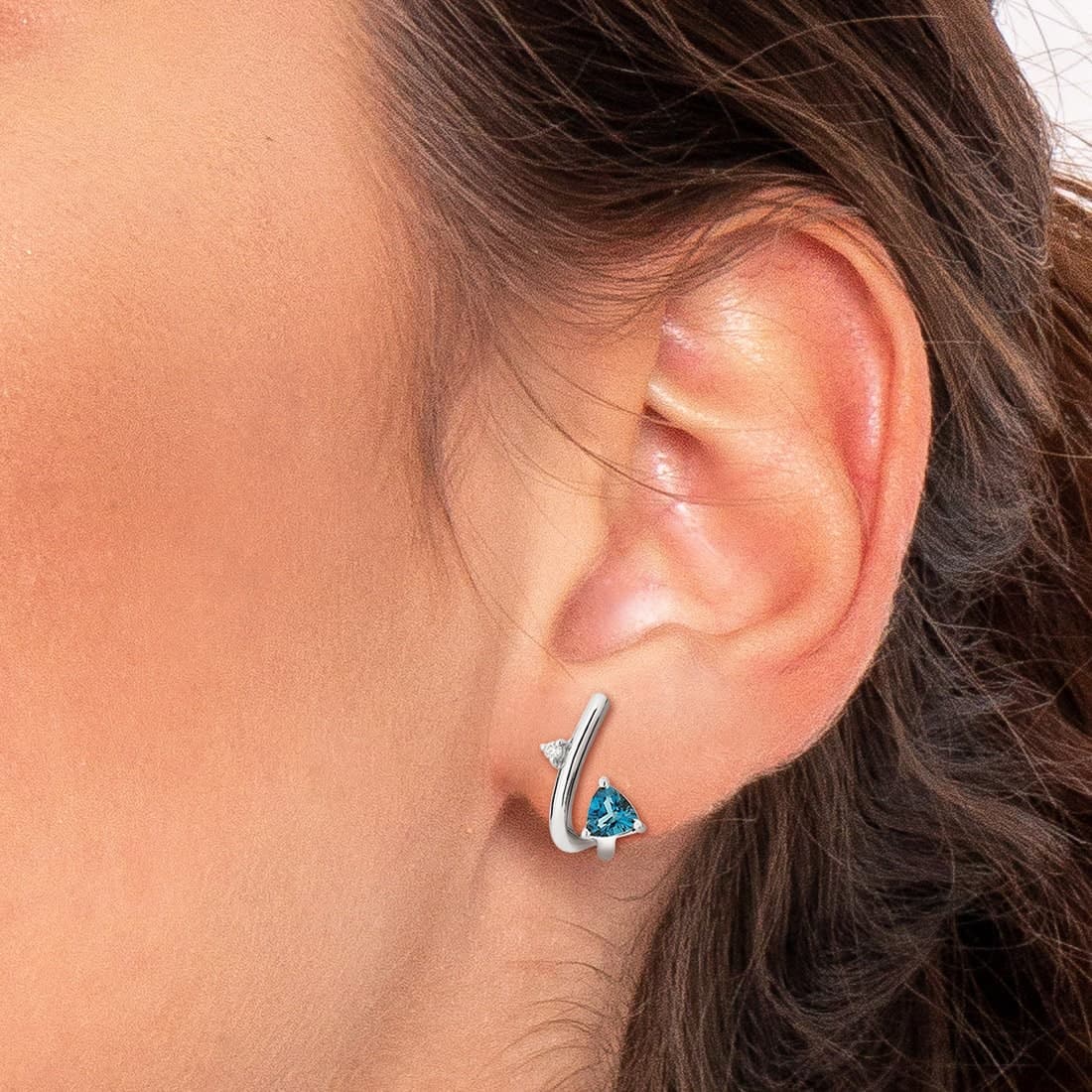 Brinco-em-ouro-branco-com-diamantes-e-topazio-london