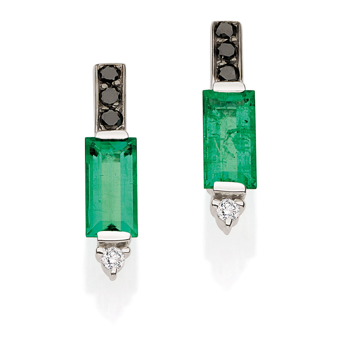 Brincos-em-ouro-branco-com-esmeraldas-diamantes-black-e-diamantes-brancos