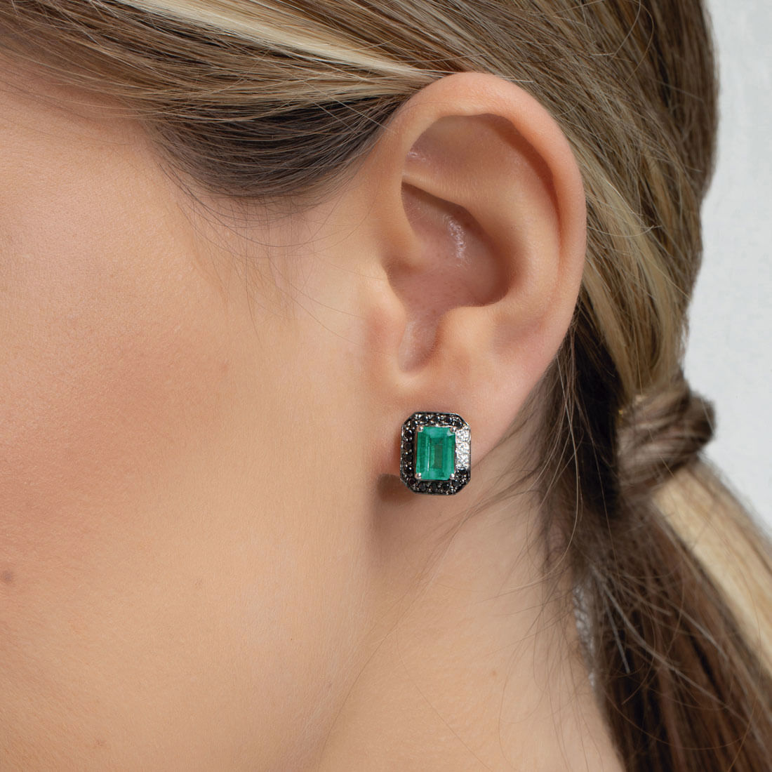 Brincos-em-ouro-branco-com-esmeraldas-diamantes-brancos-e-diamantes-black