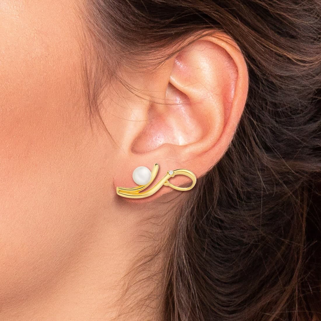 Brinco-em-ouro-amarelo-com-perola-e-diamantes