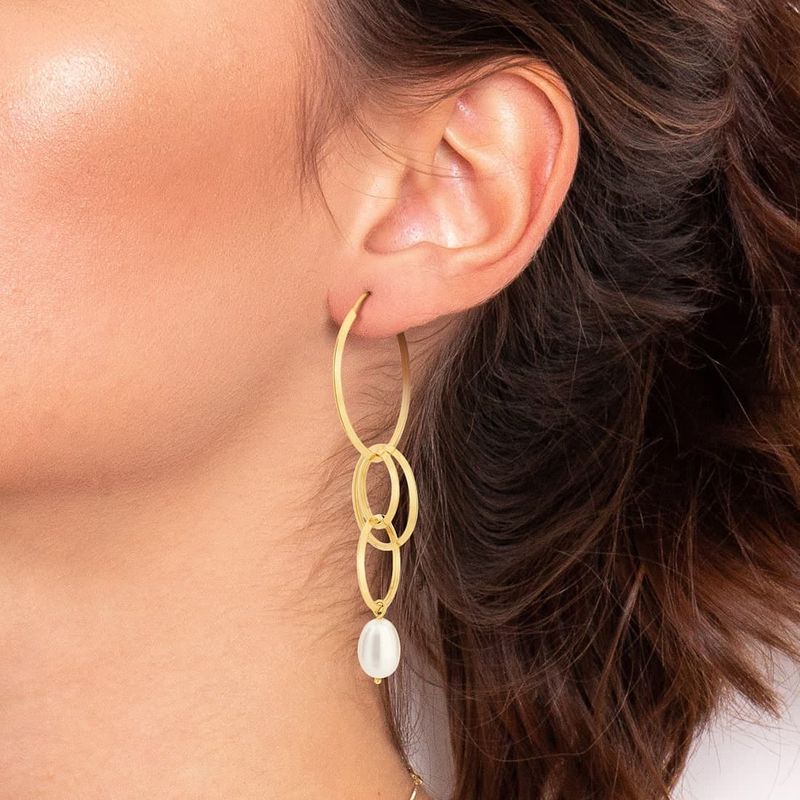 Brinco-de-elos-em-ouro-amarelo-e-perola