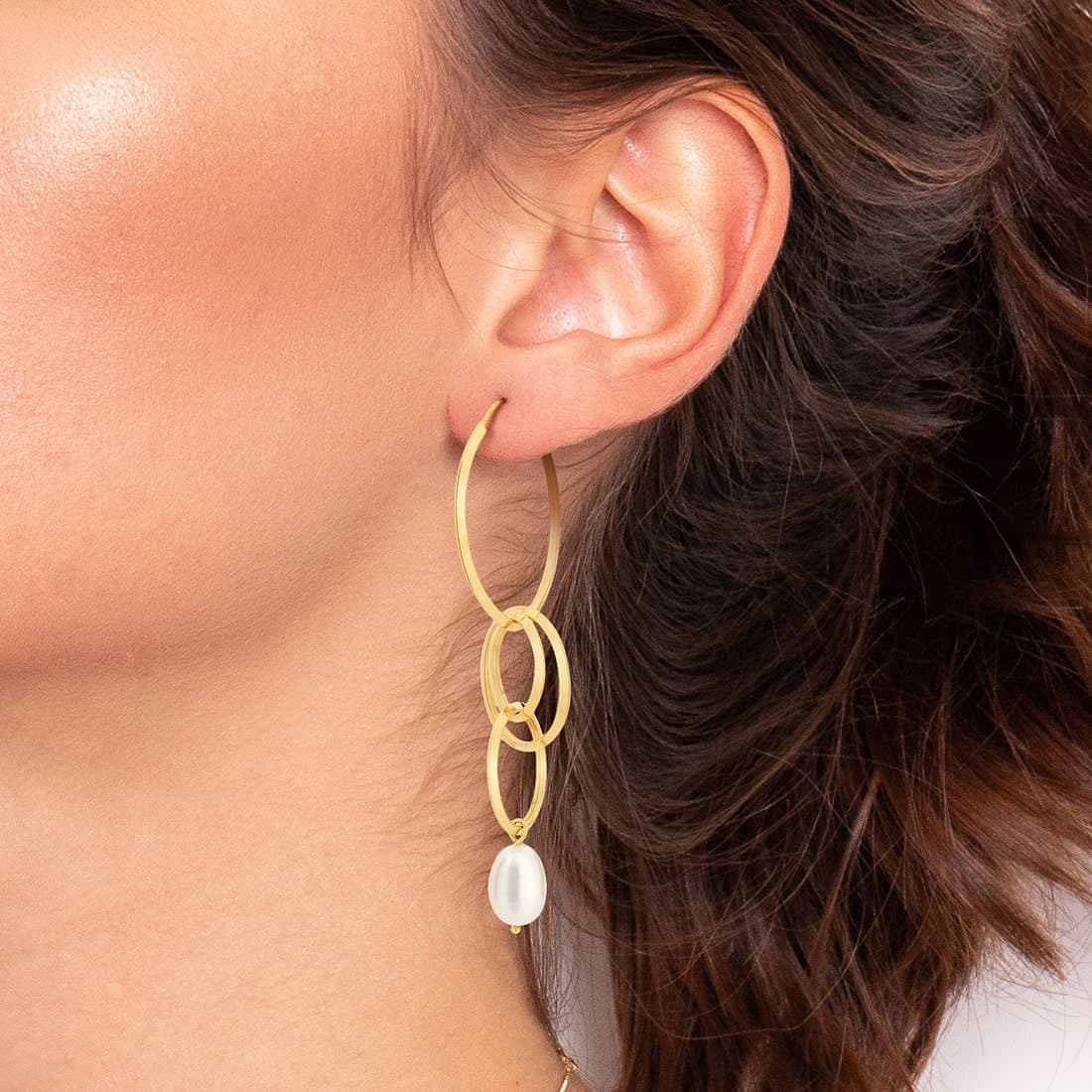 Brinco-de-elos-em-ouro-amarelo-e-perola