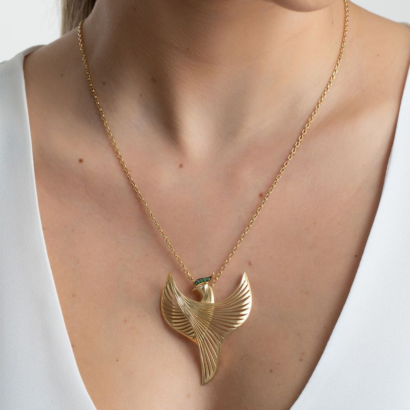Pingente-em-ouro-amarelo-com-esmeraldas-e-diamante.