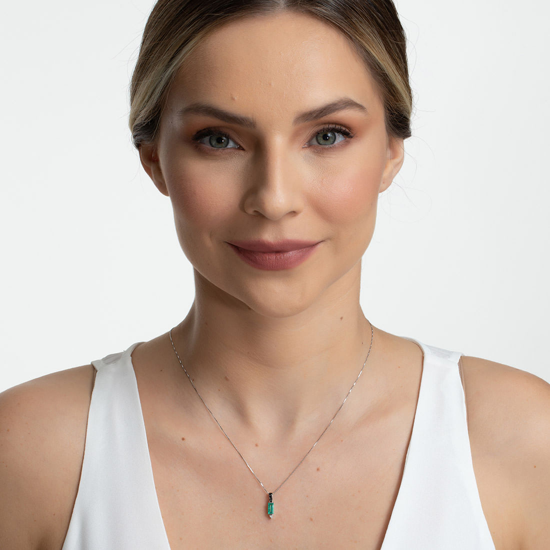 Pingente-em-ouro-branco-com-esmeralda-diamantes-black-e-diamante-branco