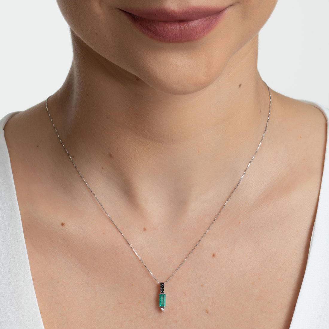 Pingente-em-ouro-branco-com-esmeralda-diamantes-black-e-diamante-branco