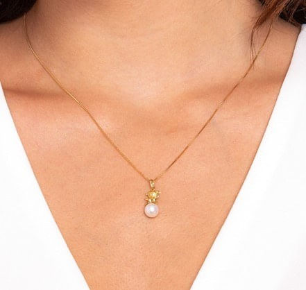 Pingente-menininha-em-ouro-amarelo-18k-com-perola