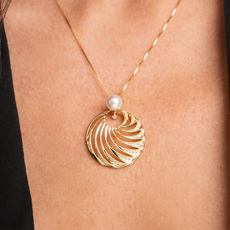 Pingente-de-perola-e-diamantes-em-ouro-amarelo-BE6543AB