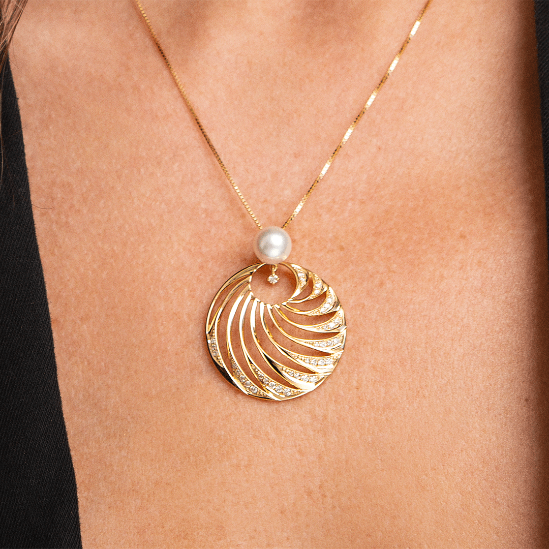 Pingente-de-perola-e-diamantes-em-ouro-amarelo-BE6543AB