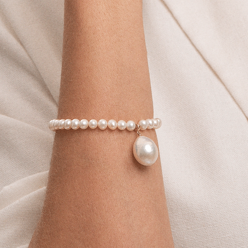 Pulseira-de-perola-barroca-e-detalhes-em-ouro-PU6549AW