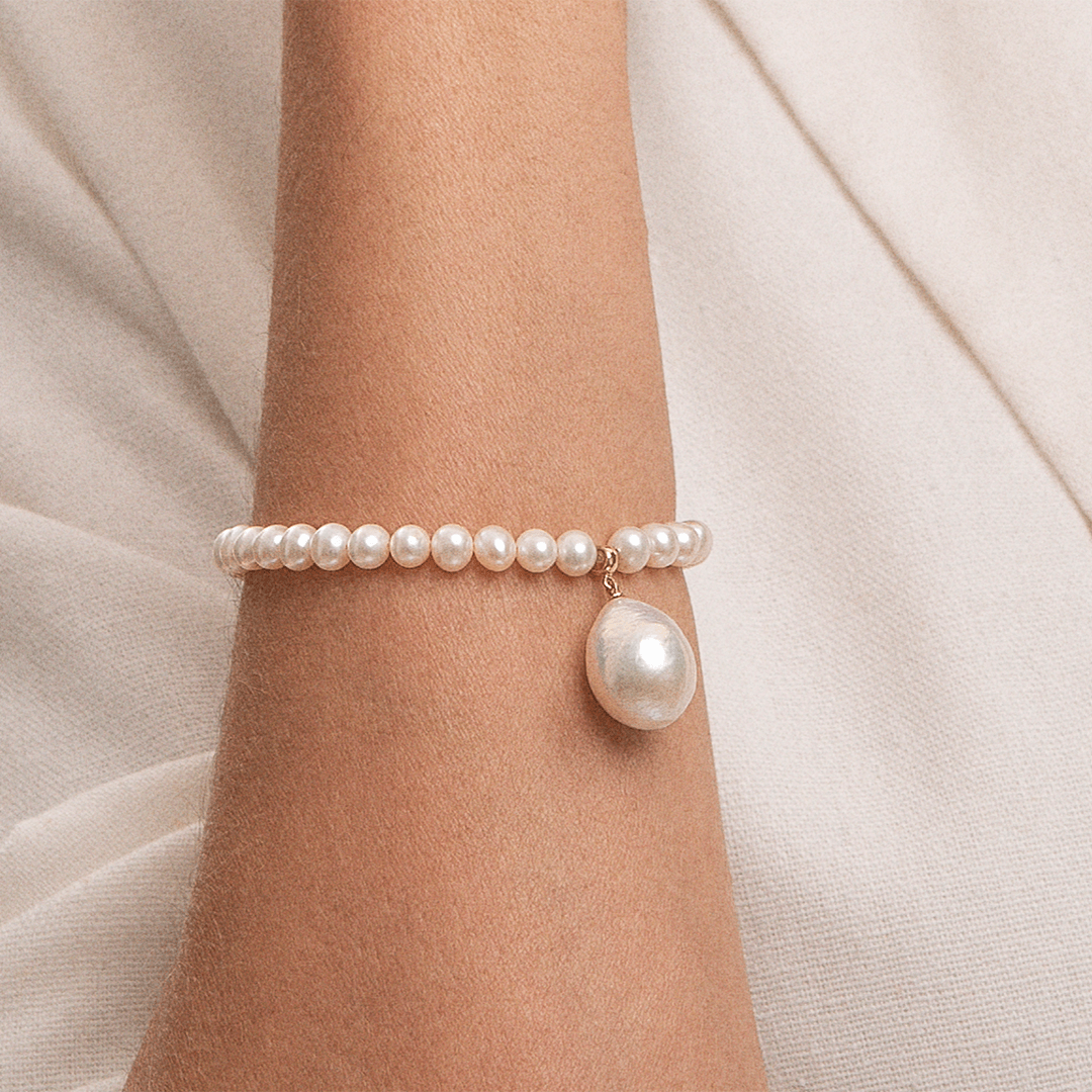 Pulseira-de-perola-barroca-e-detalhes-em-ouro-PU6549AW