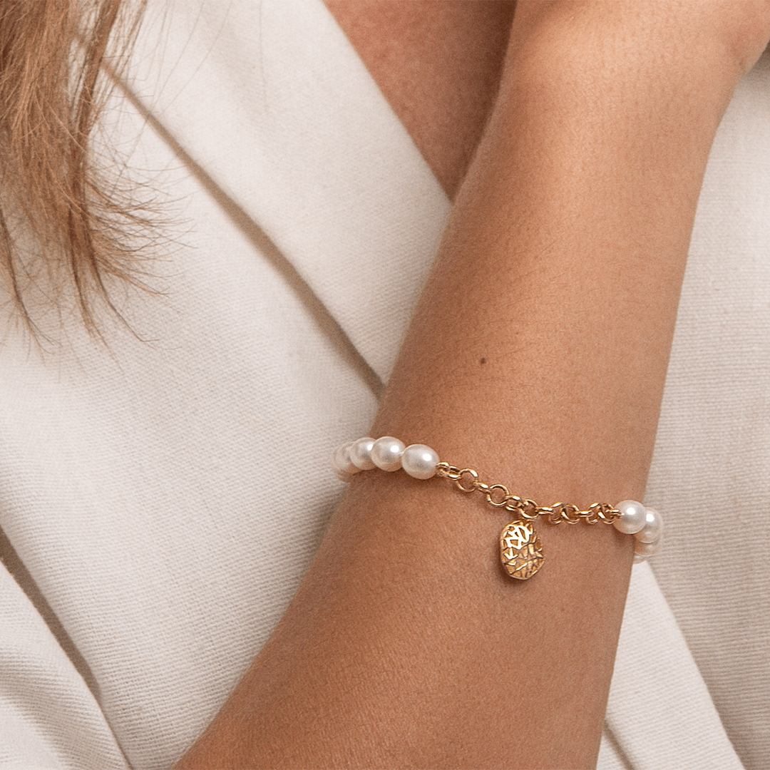 Pulseira-de-perolas-com-pingente-e-corrente-em-ouro-amarelo-PU6547AW