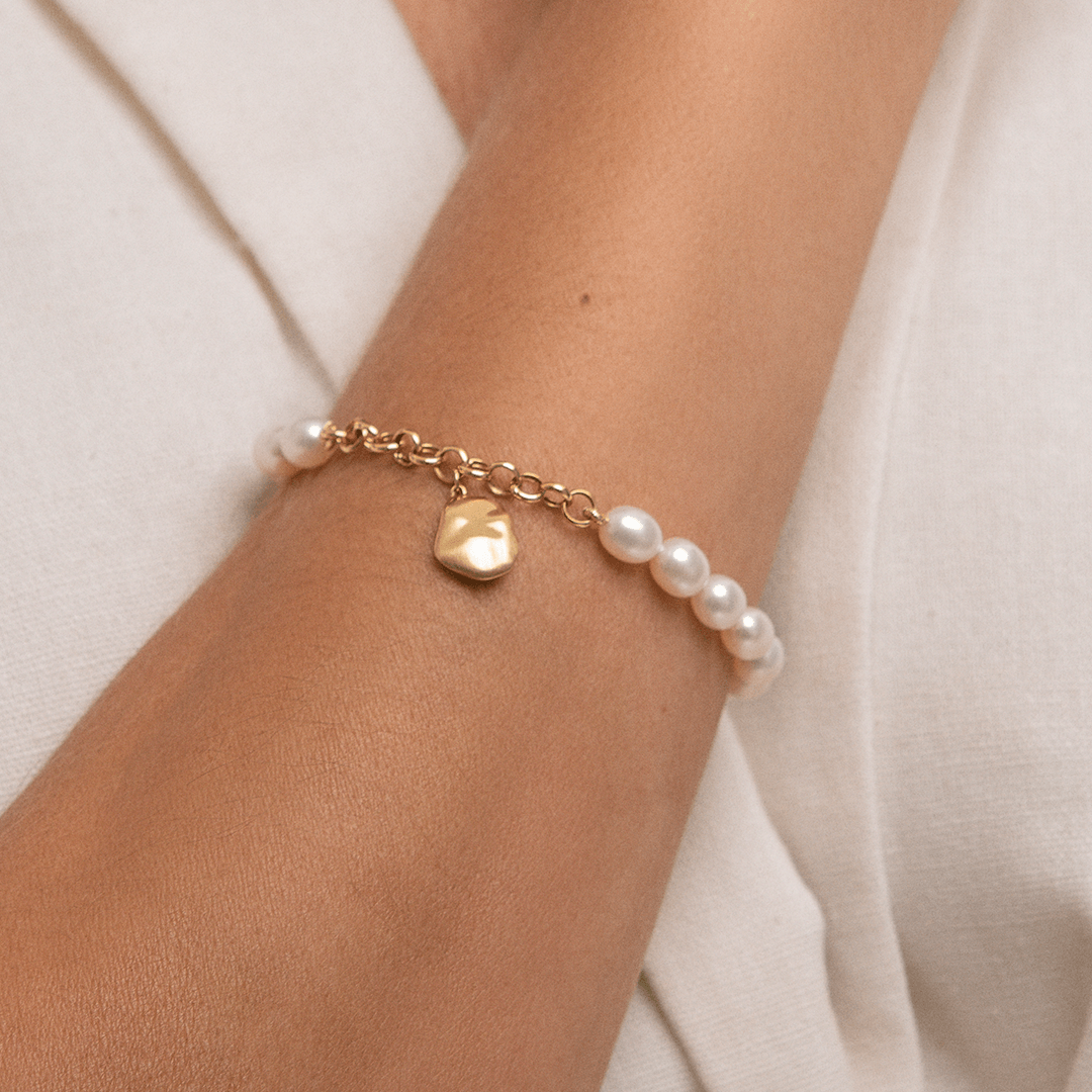 Pulseira-de-perolas-com-pingente-e-corrente-em-ouro-amarelo-PU6547AW
