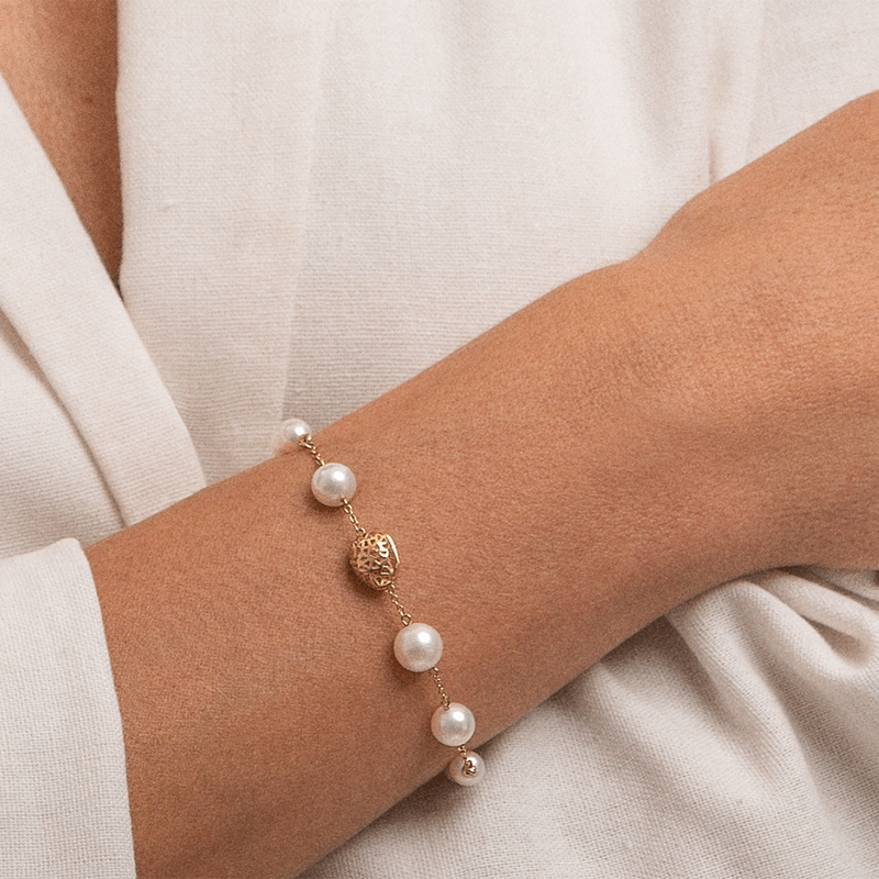Pulseira-de-perolas-com-detalhes-em-ouro-e-fecho-em-magnetico-PU6546AW