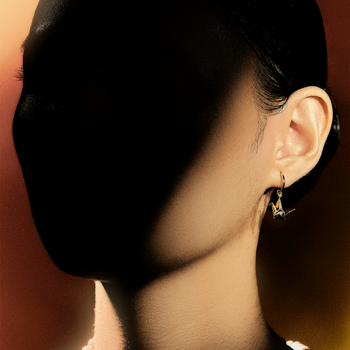 Brinco tsuru em ouro amarelo com diamante
