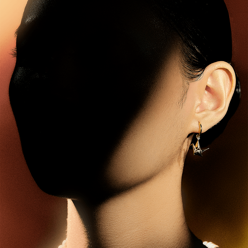 Mulher-usando-brincos-Tsuru-em-ouro-amarelo-com-diamantes