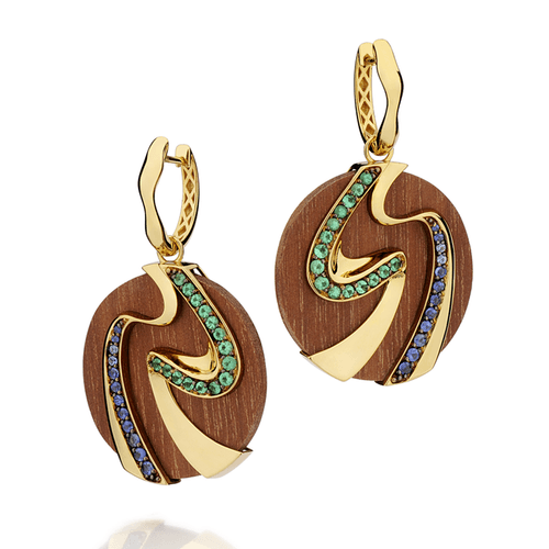 Brincos em ouro amarelo com madeira maçaranduba de manejo sustentável, esmeraldas e safiras