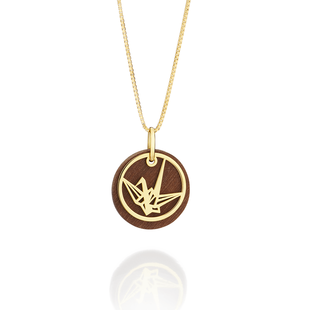 Pingente-Tsuru-em-ouro-amarelo-e-madeira-sustentavel