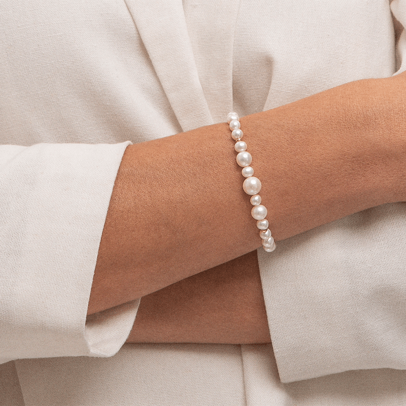 Pulseira-de-perolas-com-detalhes-em-ouro-amarelo