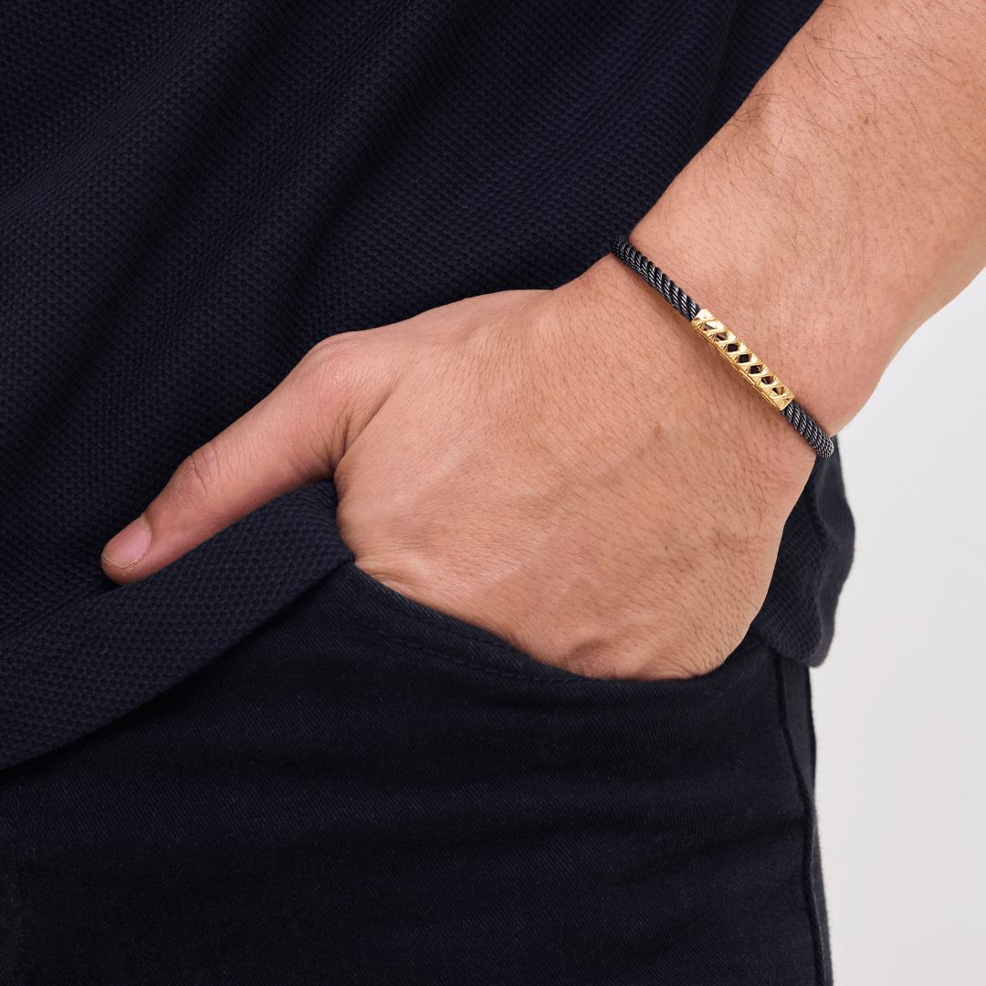 Pulseira-Menuki-com-ornamento-superior-em-ouro-amarelo-e-pulseira-e-fecho-em-aco-