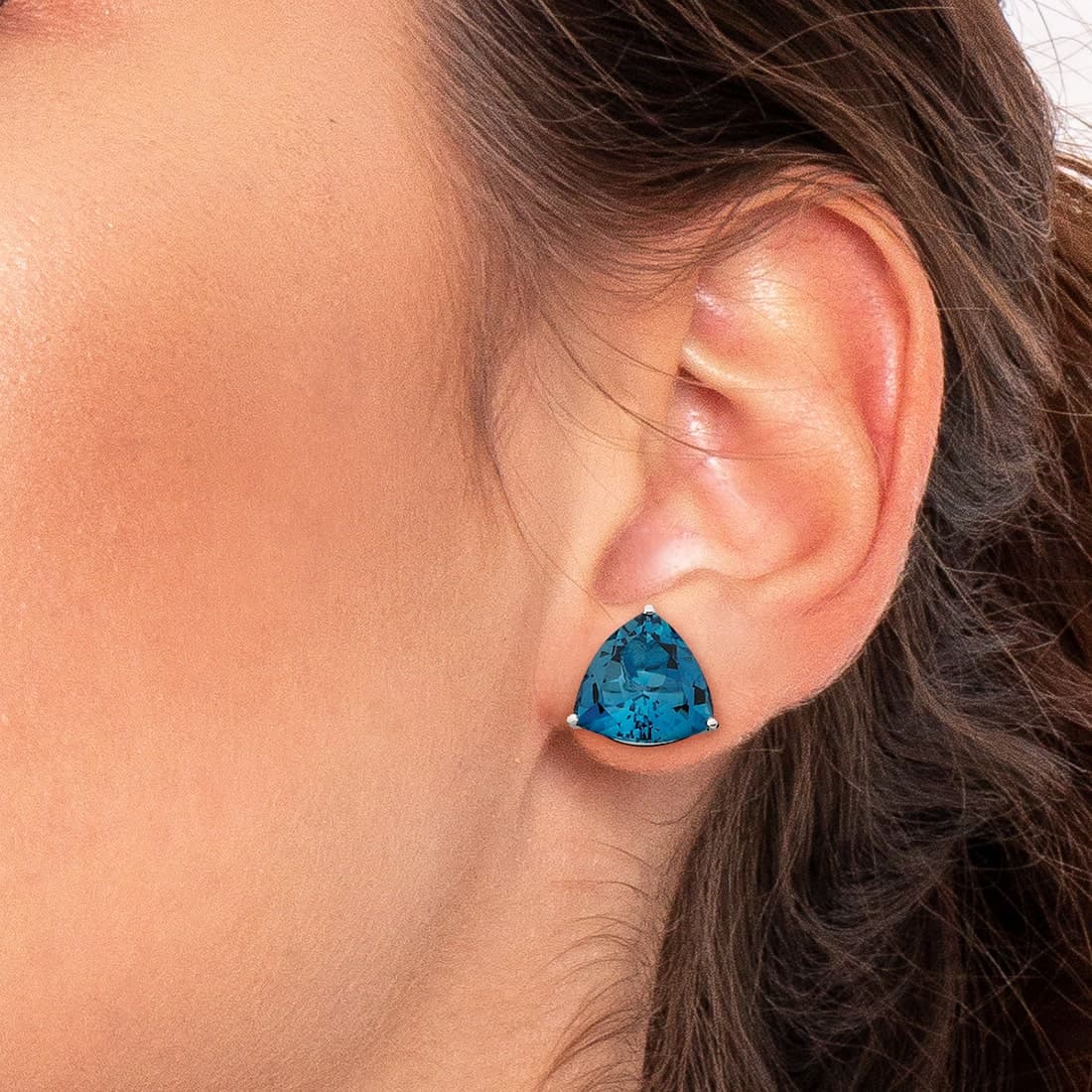 Brinco-em-ouro-branco-com-topazio-london-blue